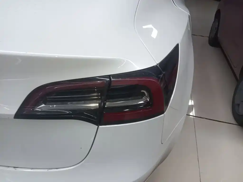 Tesla Model 3 — миниатюра 8