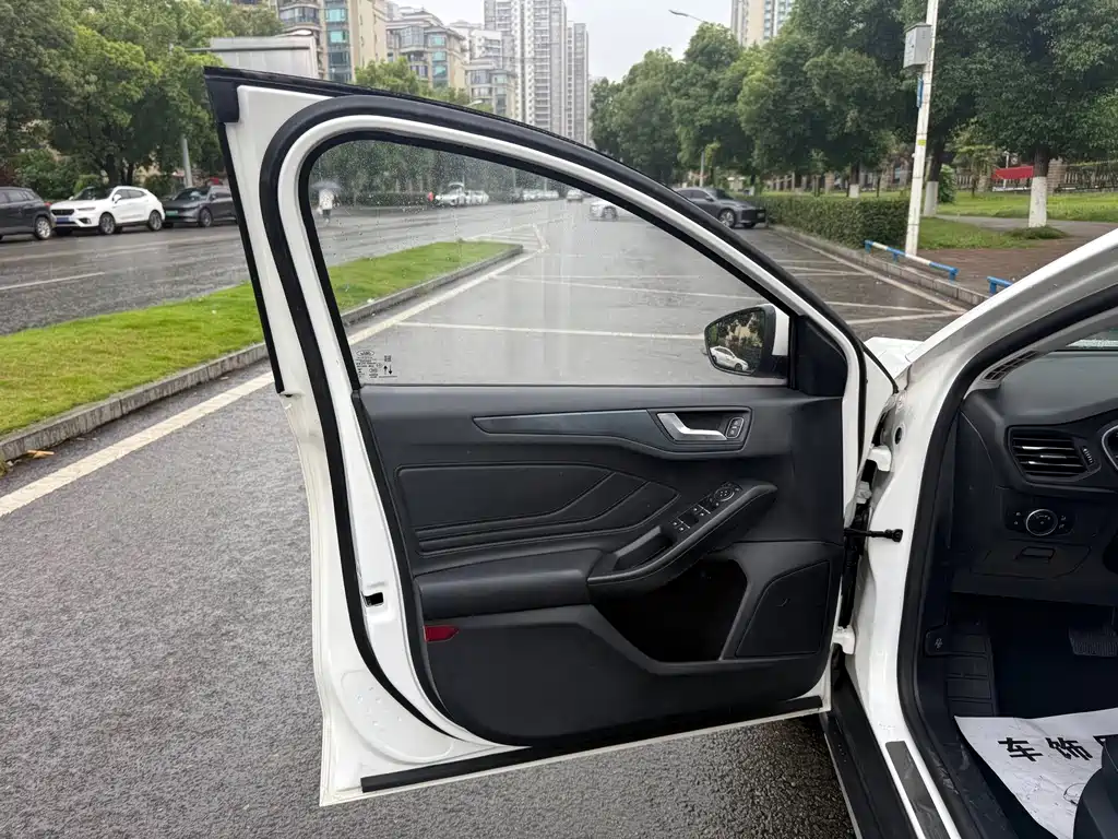 Ford Focus Active — миниатюра 13