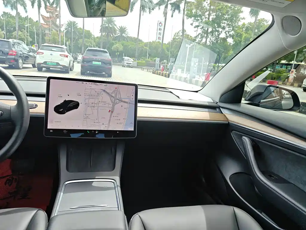 Tesla Model 3 — миниатюра 16