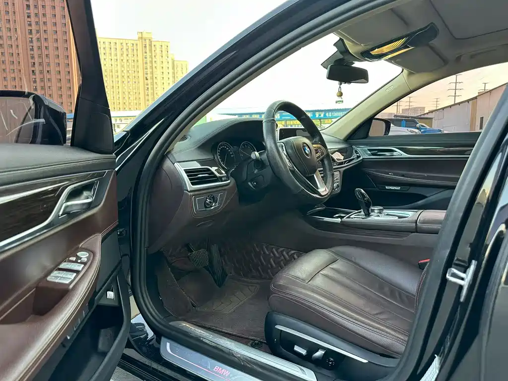 BMW 7 Series — миниатюра 4