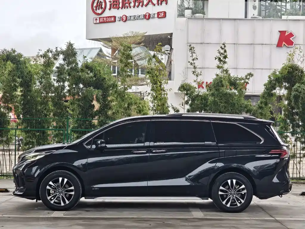 Toyota Granvia — миниатюра 3
