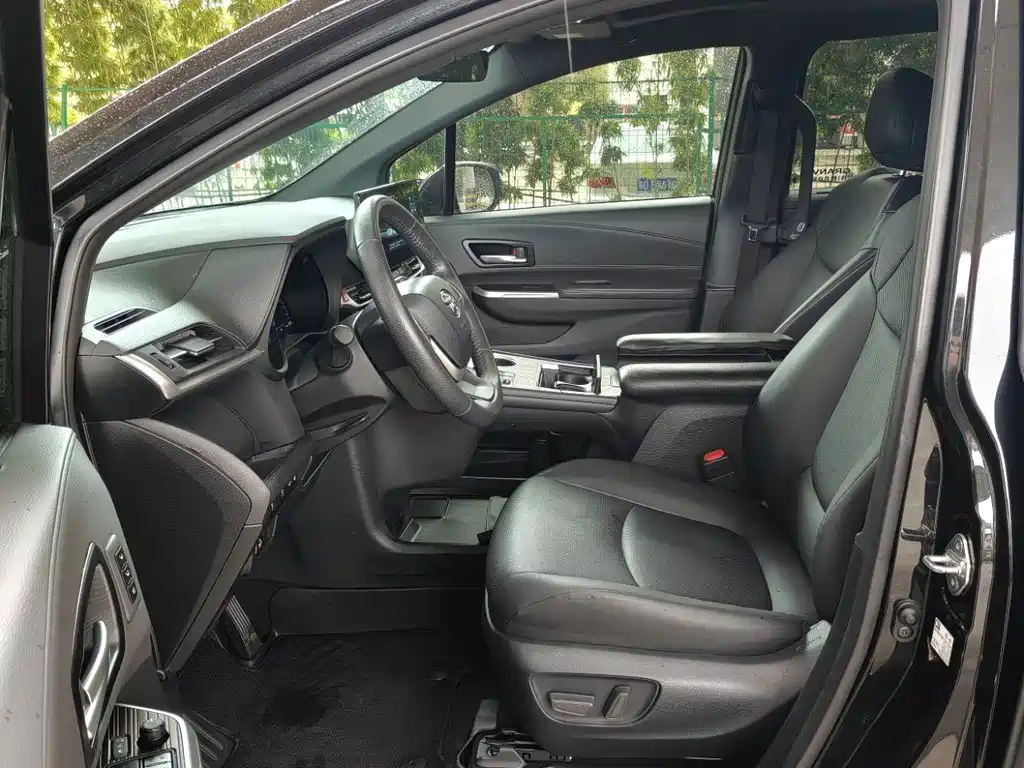 Toyota Granvia — миниатюра 8