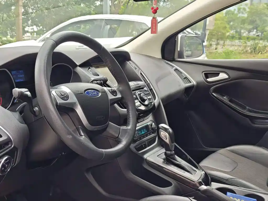 Ford Focus 2012 1.6L AT