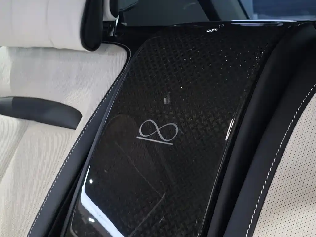 Rolls-Royce Cullinan — миниатюра 15