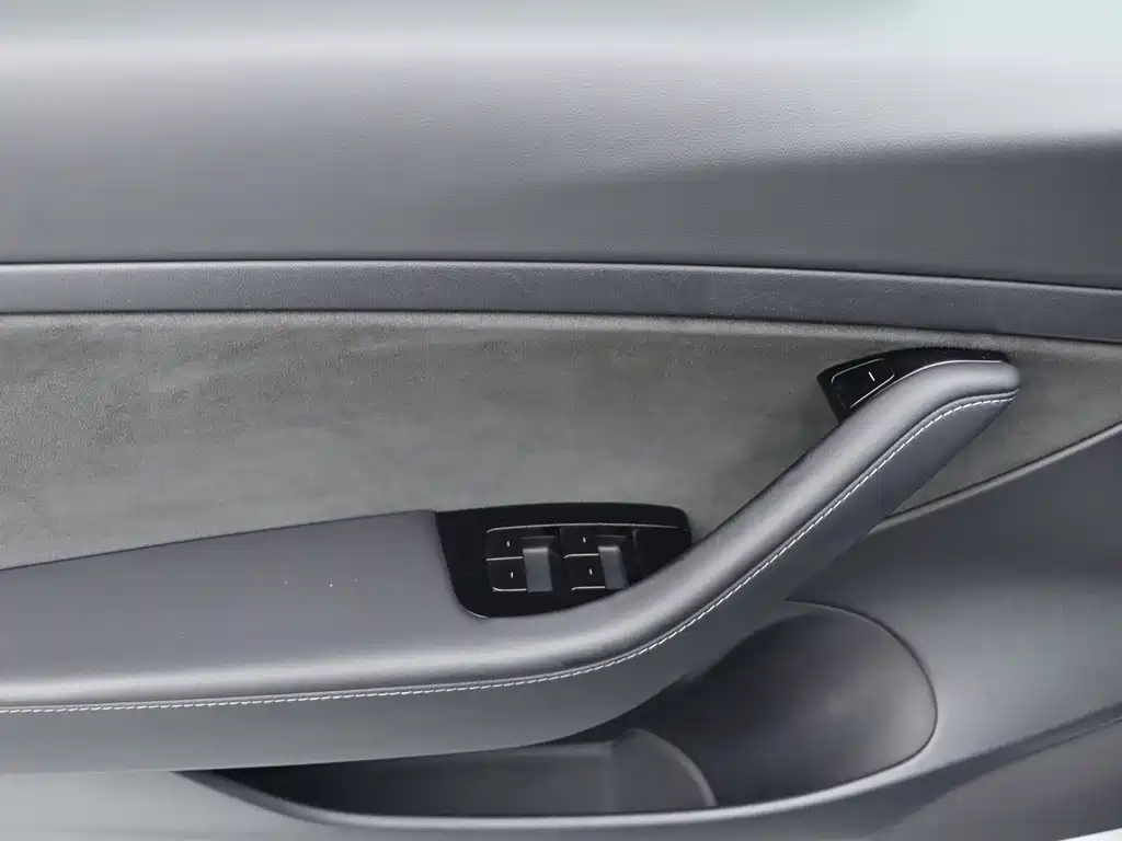 Tesla Model 3 — миниатюра 13