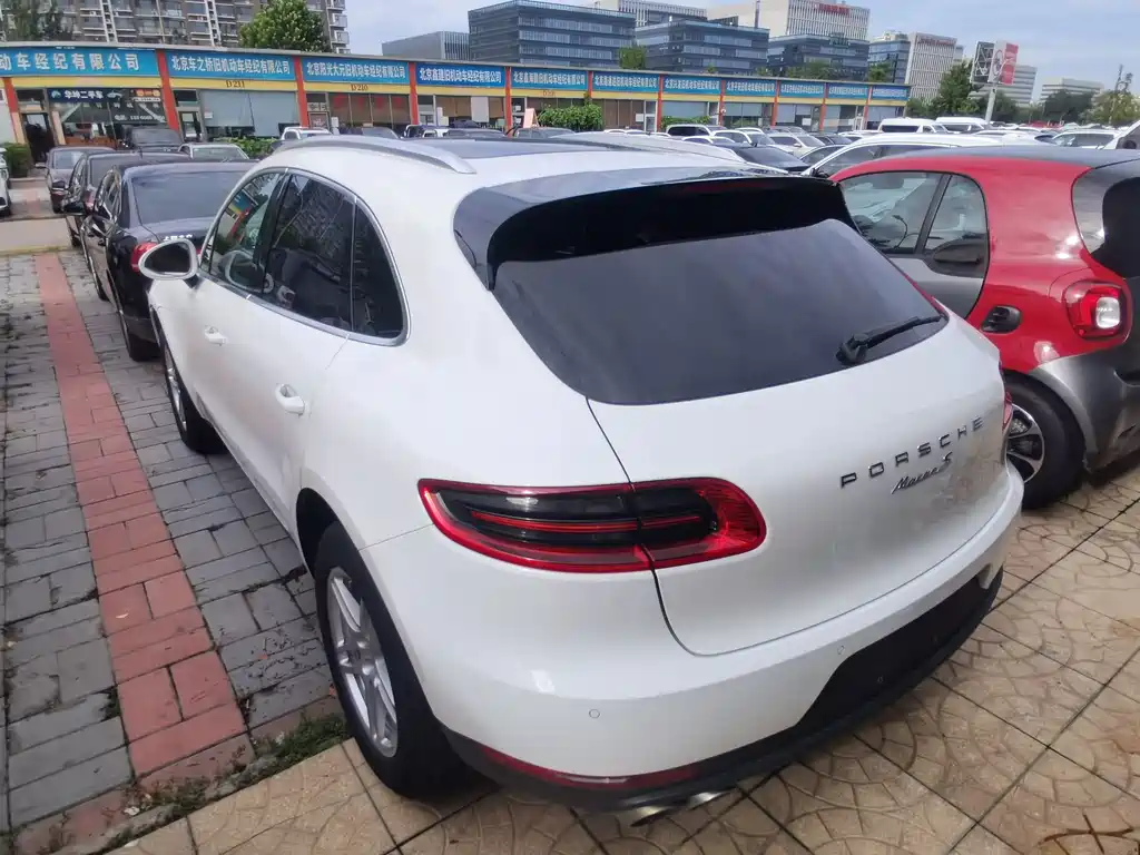 PORSCHE MACAN