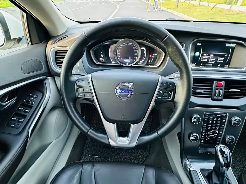 Volvo V40 — миниатюра 11