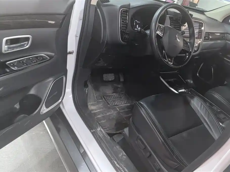 MITSUBISHI OUTLANDER