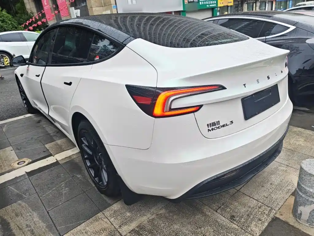 Tesla Model 3 — миниатюра 5