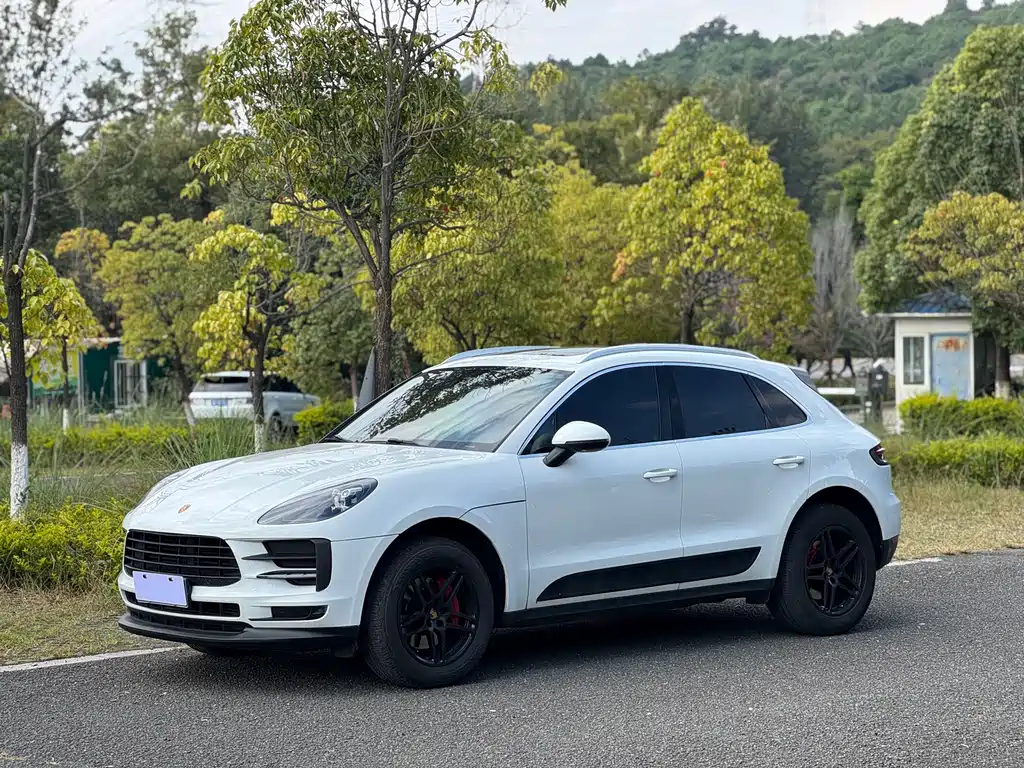 PORSCHE MACAN
