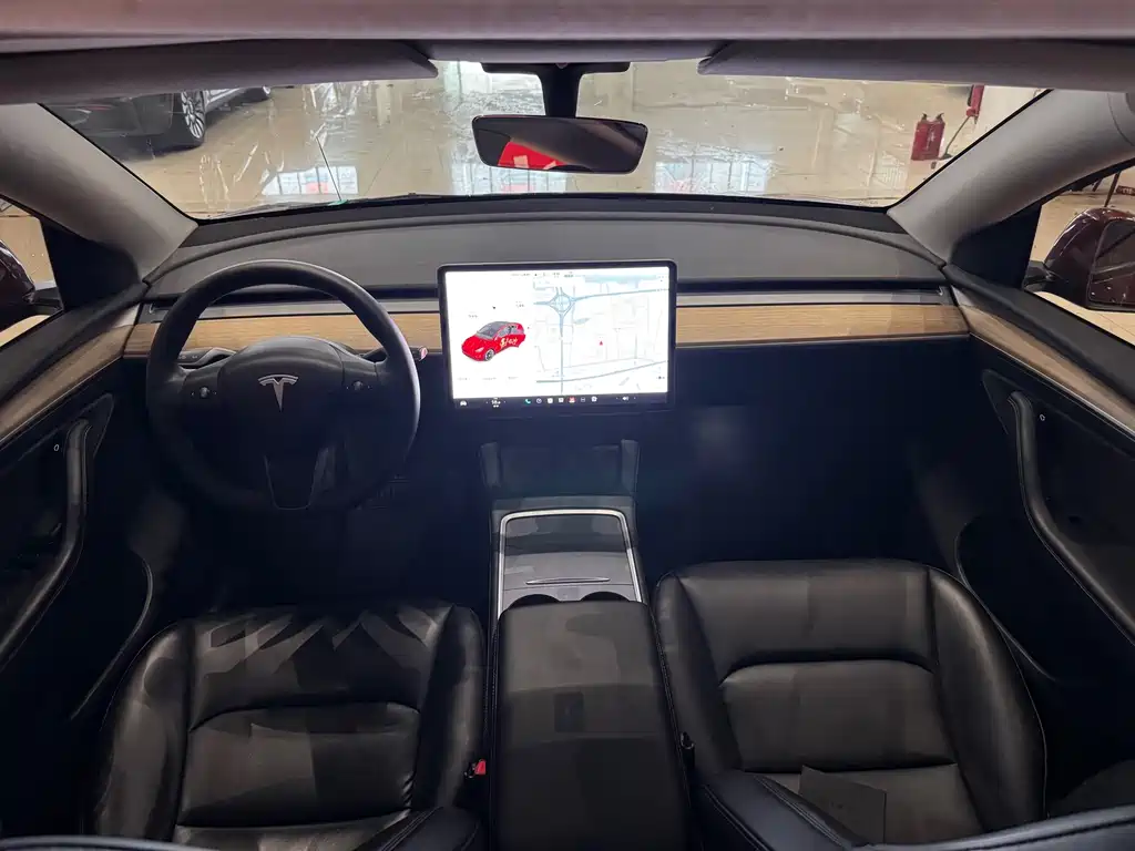 Tesla Model Y — миниатюра 8