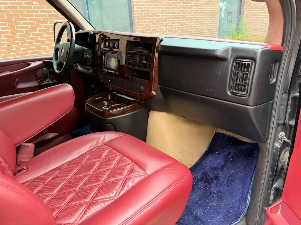 GMC Savana — миниатюра 10