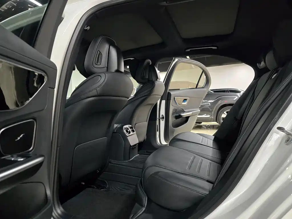 Mercedes-Benz C-Class — миниатюра 11