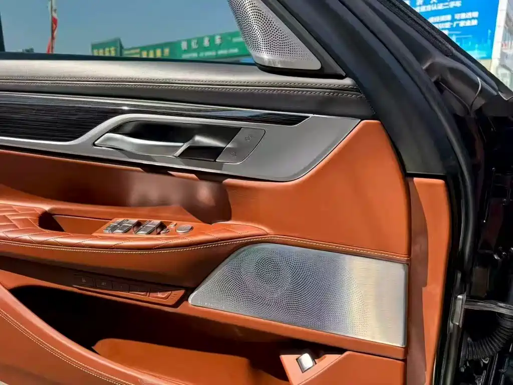 BMW 7 Series — миниатюра 6