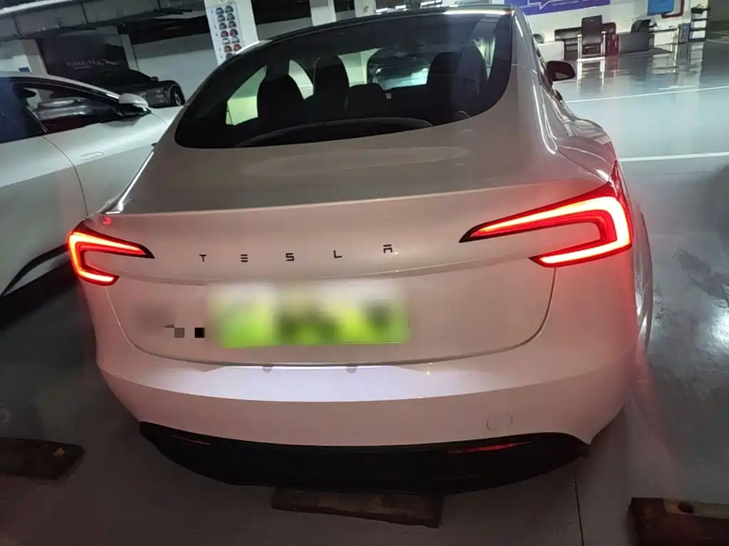 Tesla Model 3 — миниатюра 6