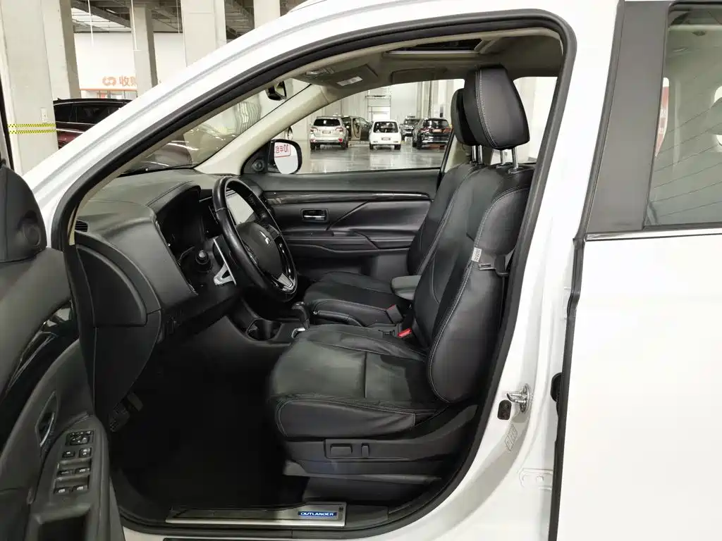 Mitsubishi Outlander — миниатюра 10