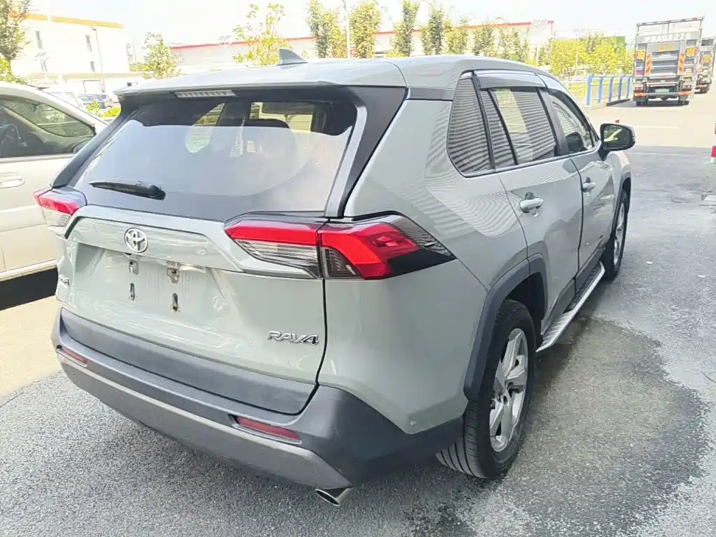 Toyota RAV4 — миниатюра 7