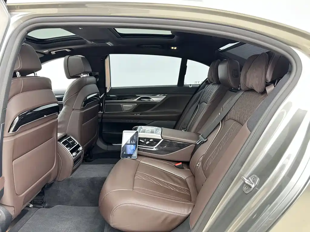 BMW 7 Series — миниатюра 6