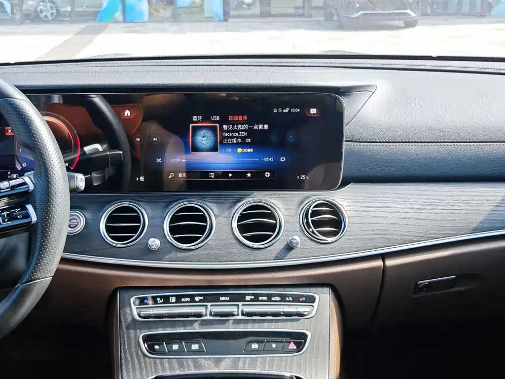 Mercedes-Benz E-Class — миниатюра 12