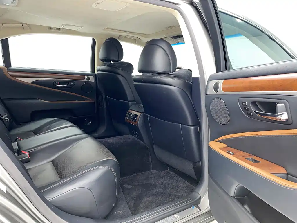 Lexus LS — миниатюра 16