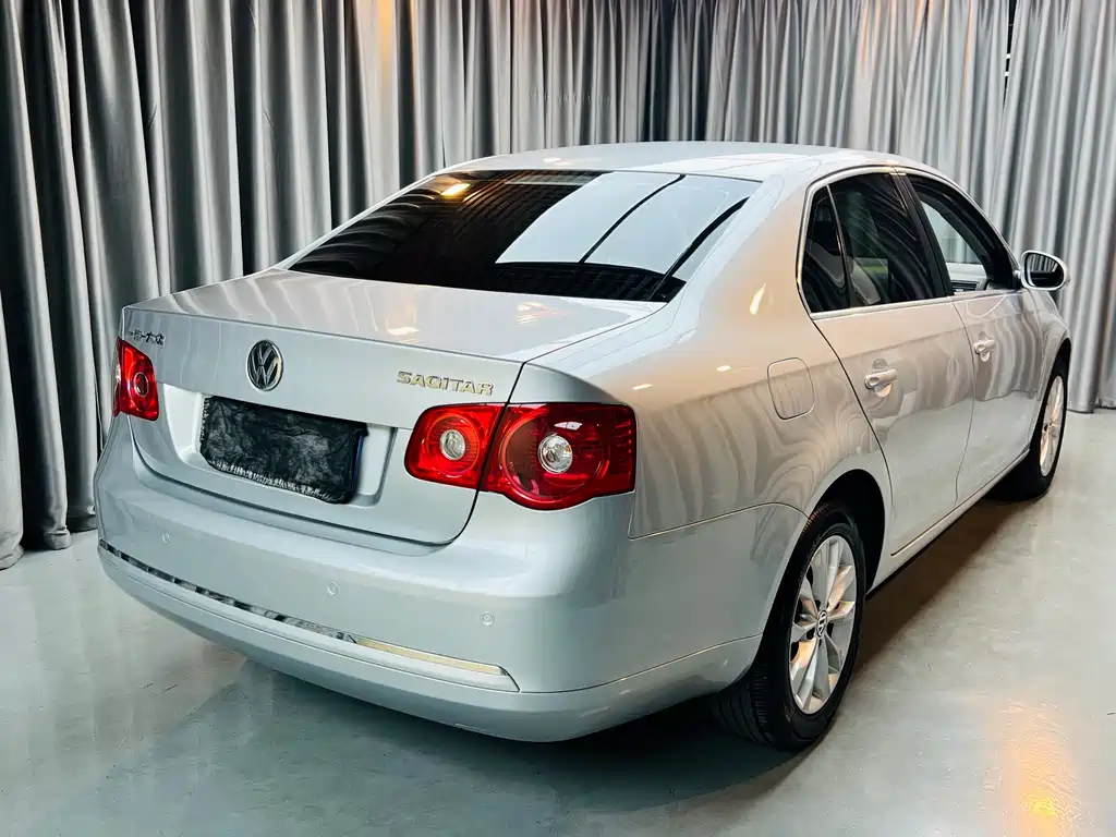 Volkswagen Sagitar 2011 1.6L MT