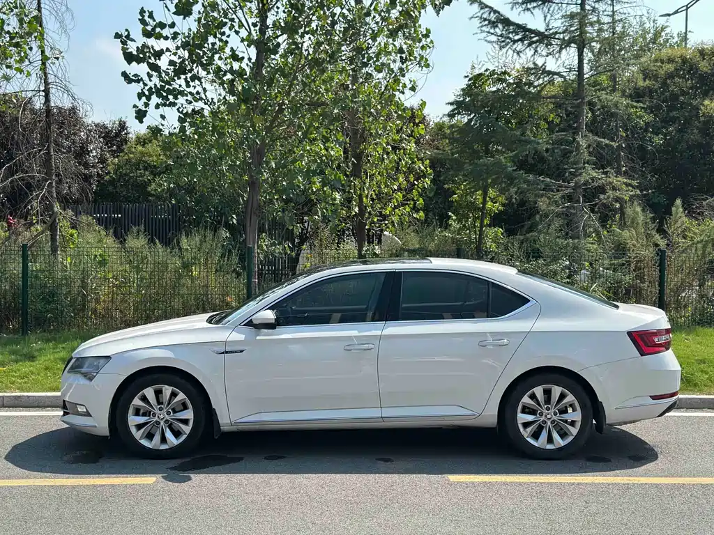 Skoda Superb — миниатюра 7