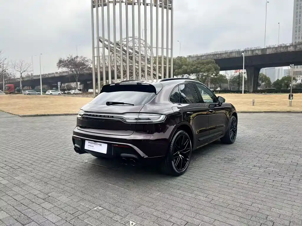 PORSCHE MACAN