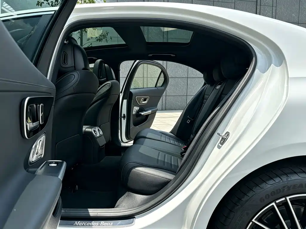 Mercedes-Benz C-Class — миниатюра 11