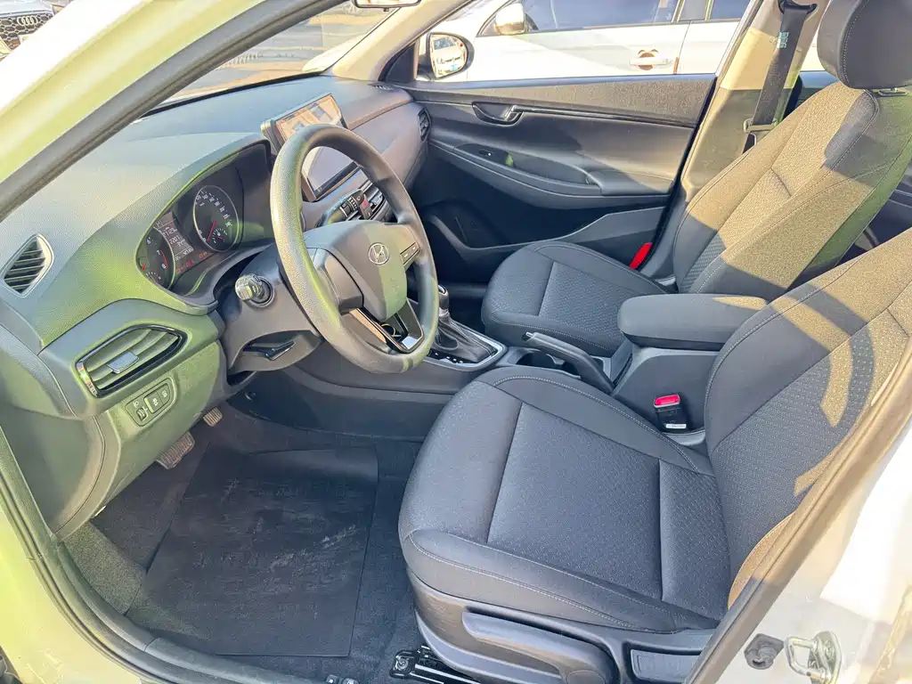 Hyundai Elantra — миниатюра 8