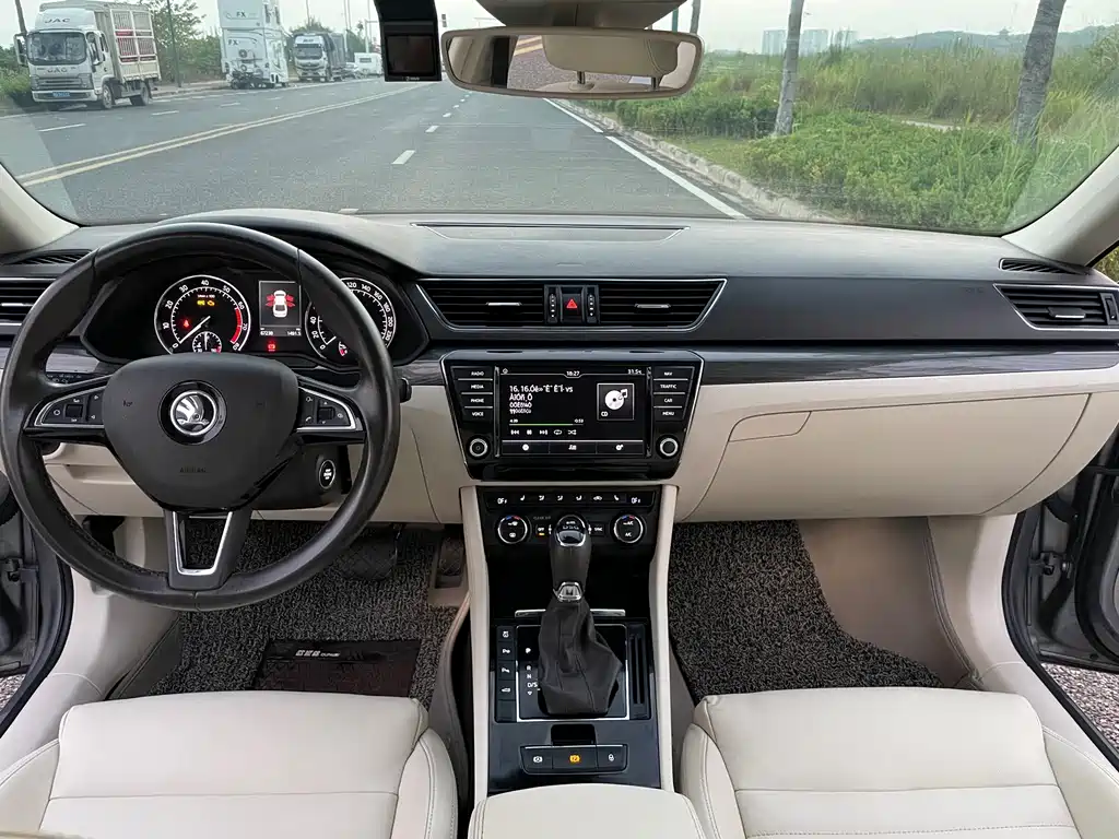 Skoda Superb — миниатюра 25
