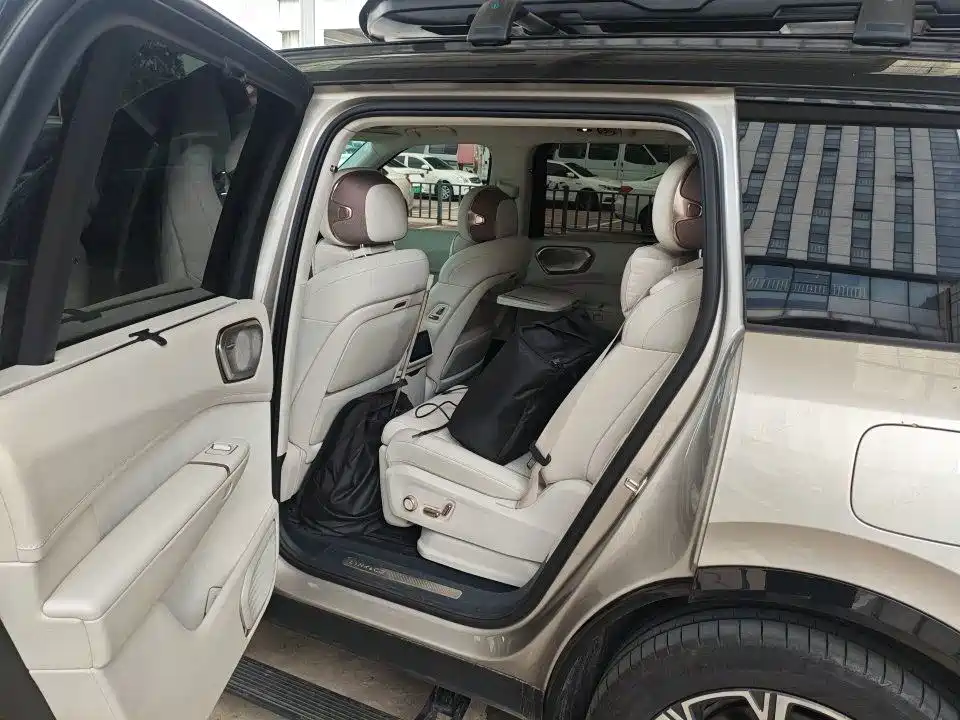Lynk & Co 900 — миниатюра 6