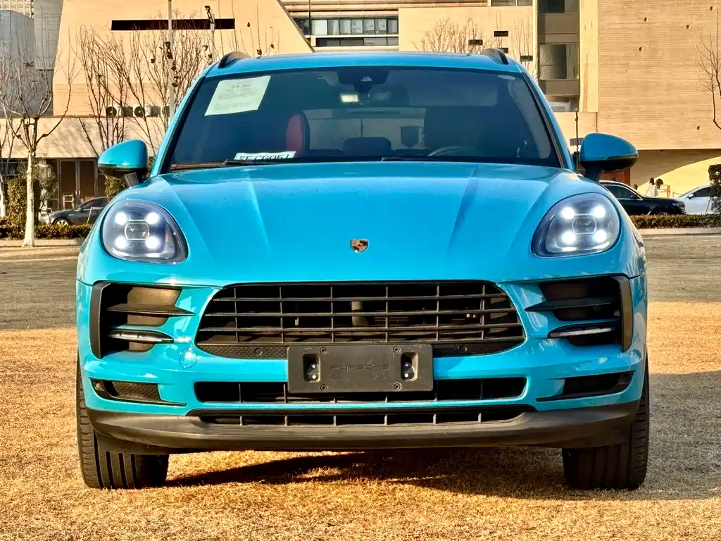 PORSCHE MACAN