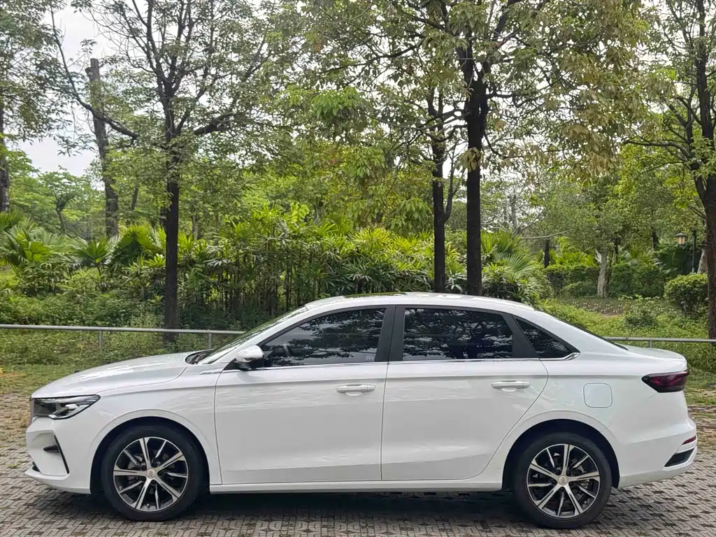 Geely Emgrand 2022 4 1.5L CVT Luxury