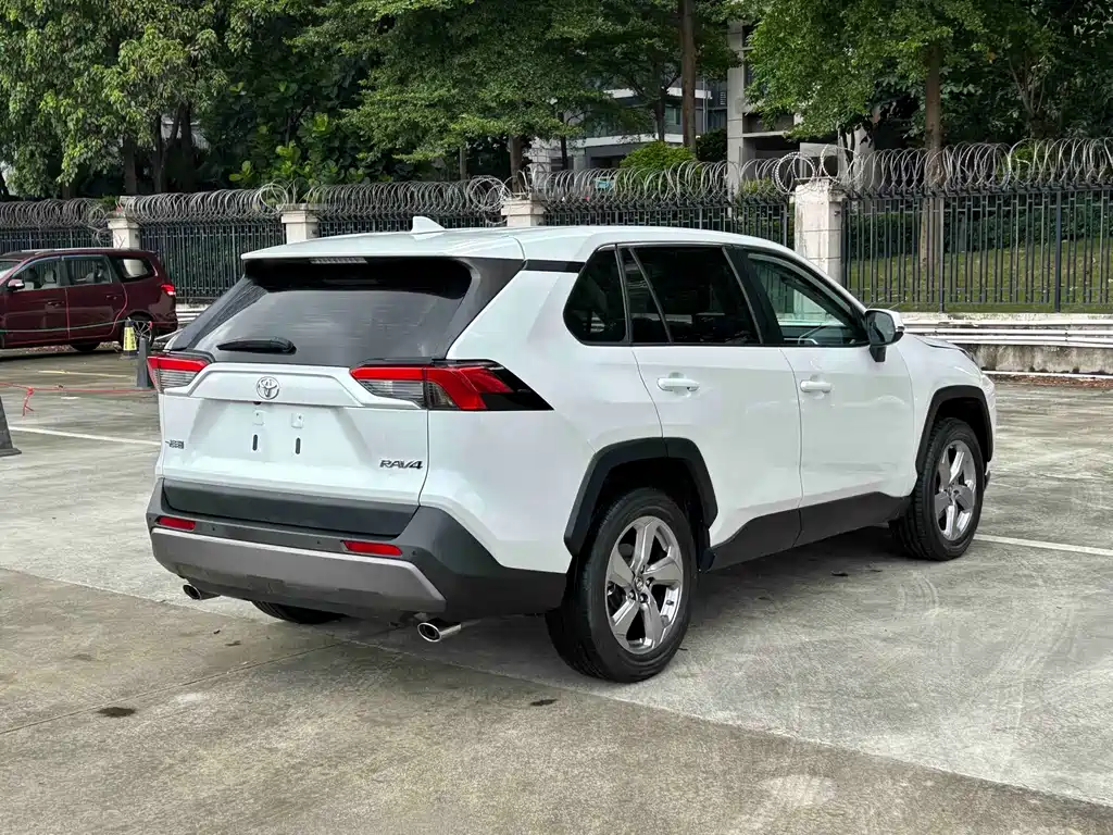 Toyota RAV4 — миниатюра 6