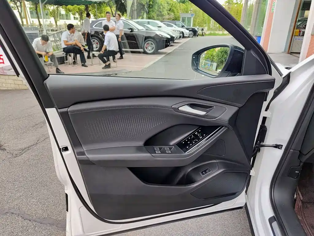 Audi AudiQ6L e-tron — миниатюра 6