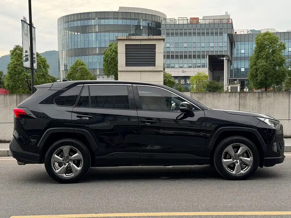 Toyota RAV4 — миниатюра 4
