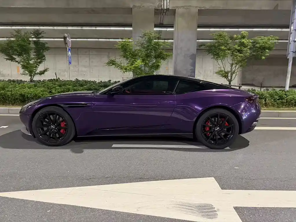 Aston Martin DB11 — миниатюра 4