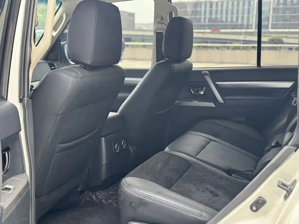 Mitsubishi Pajero (Import) — миниатюра 6