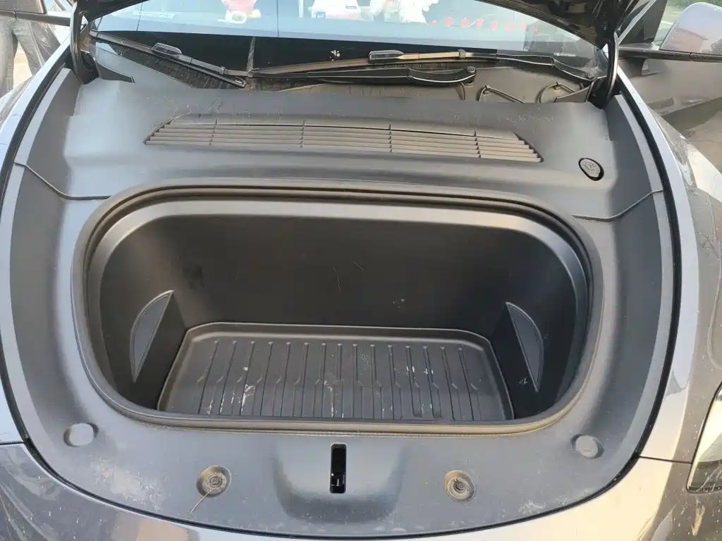 Tesla Model Y — миниатюра 11