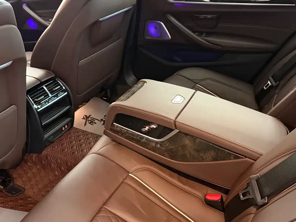 BMW 5 Series — миниатюра 12