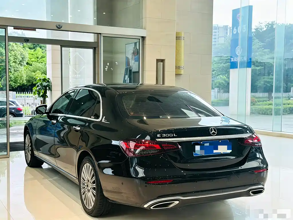 Mercedes-Benz E-Class — миниатюра 8