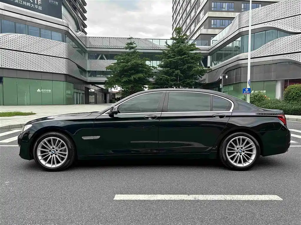 BMW 7 Series — миниатюра 10