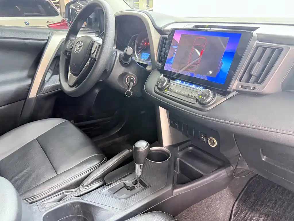 Toyota RAV4 — миниатюра 10