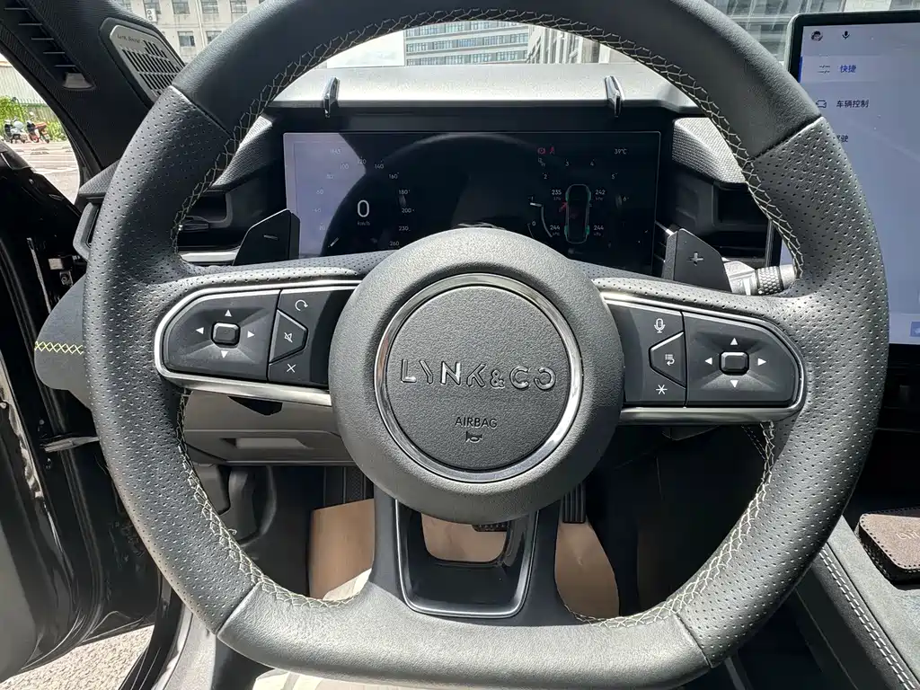 Lynk & Co 03 — миниатюра 4