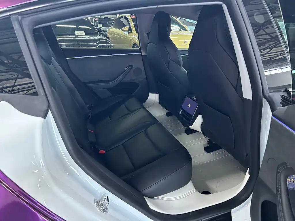 Tesla Model 3 — миниатюра 10