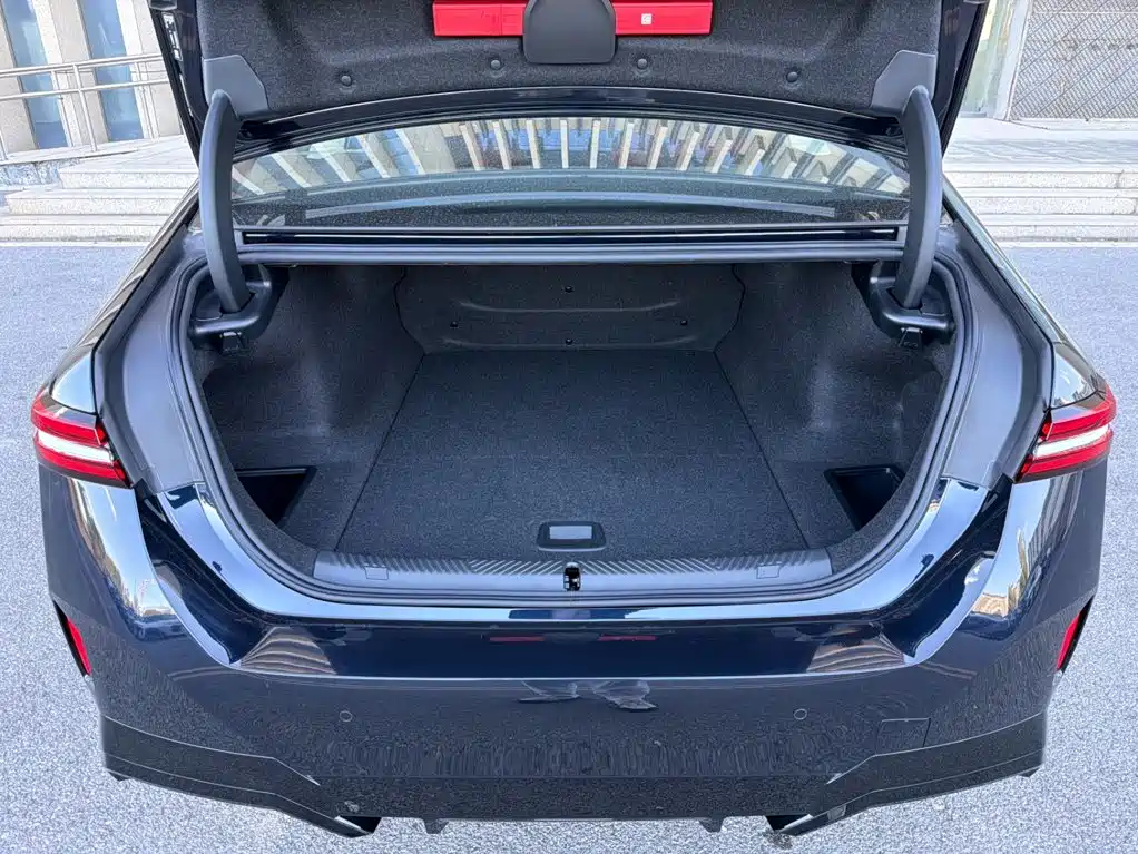 BMW i5 — миниатюра 14