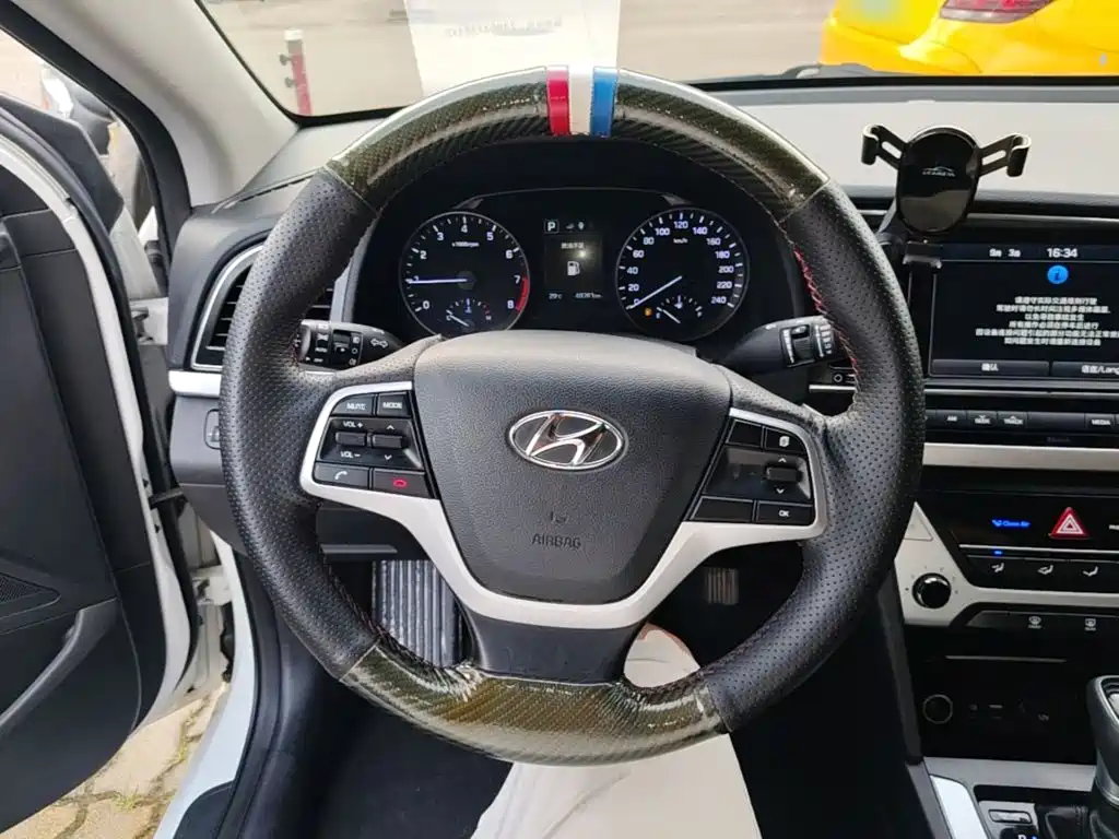 Hyundai Elantra — миниатюра 11
