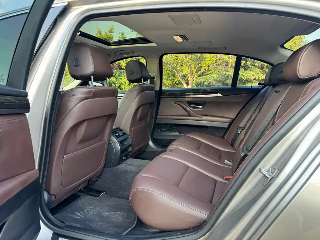 BMW 5 Series — миниатюра 12