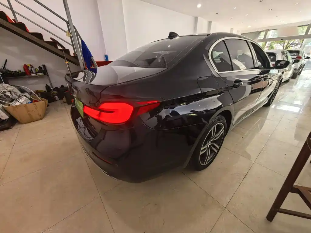 BMW 5 Series — миниатюра 7