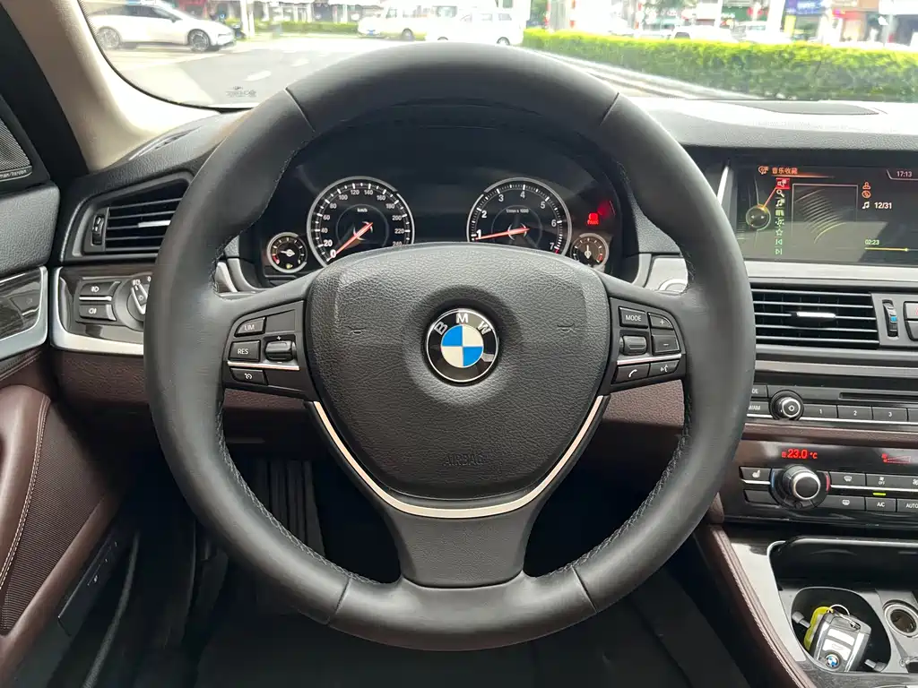 BMW 5 Series — миниатюра 17